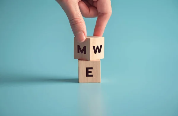 Hand Flip Houten Kubus Met Mij Blauwe Achtergrond Kopieer Ruimte — Stockfoto