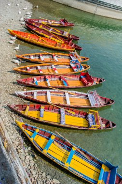 Nainital 'in güzel Bhimtal gölünde renkli tekneler 