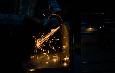 Açı öğütücüyle demir kesme