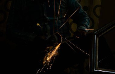 Açı öğütücüyle demir kesme