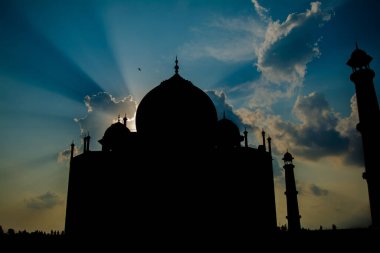 Hindistan 'ın Grate Taj Mahal' i 1631 yılında Şah Cihan tarafından yaptırılmıştır.