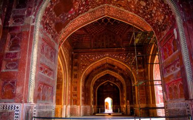 Hindistan 'ın Grate Taj Mahal' i 1631 yılında Şah Cihan tarafından yaptırılmıştır.