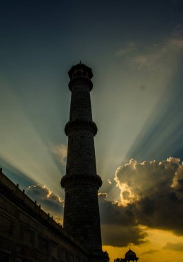 Hindistan 'ın Grate Taj Mahal' i 1631 yılında Şah Cihan tarafından yaptırılmıştır.