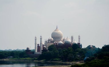 Hindistan 'ın Grate Taj Mahal' i 1631 yılında Şah Cihan tarafından yaptırılmıştır.