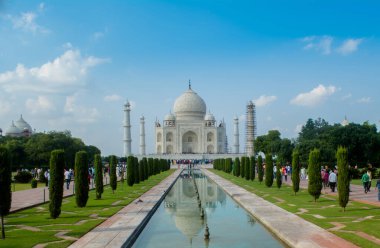 Hindistan 'ın Grate Taj Mahal' i 1631 yılında Şah Cihan tarafından yaptırılmıştır.