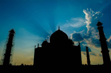 Hindistan 'ın Grate Taj Mahal' i 1631 yılında Şah Cihan tarafından yaptırılmıştır.