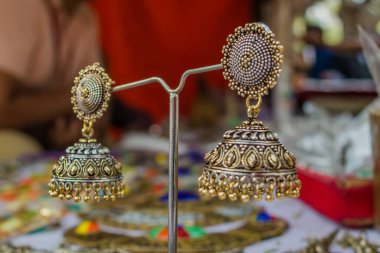 El yapımı kız süsleri, Surajkund el sanatları fuarından Hindistan sanatı.