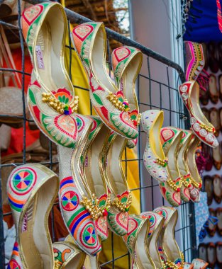 Surajkund el işi fuarından el yapımı Punjabi Jutti.