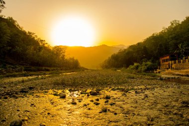 Kuzey Hindistan 'da Himalayalar' ın eteklerinde yer alan Rishikesh 'teki Ganga Nehri.,