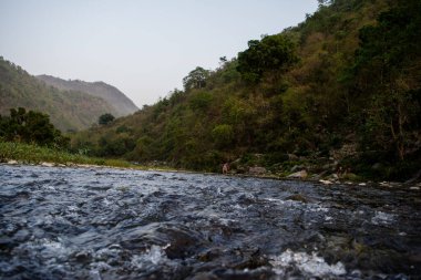 Kuzey Hindistan 'da Himalayalar' ın eteklerinde yer alan Rishikesh 'teki Ganga Nehri.,