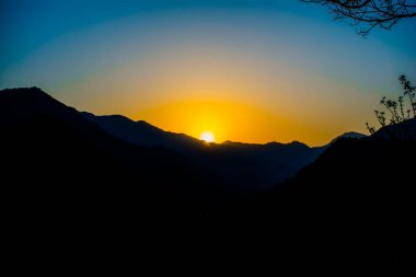 Kuzey Hindistan 'daki Himalayalar' ın eteklerinde yer alan Rishikesh dağlarının arkasında gün doğumu.,