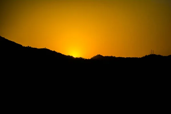 Wschód Słońca Górami Rishikesh Położony Podnóża Himalajów Północnych Indiach — Zdjęcie stockowe