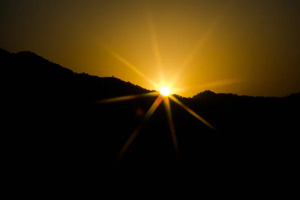 Lever Soleil Derrière Les Montagnes Rishikesh Situé Dans Les Contreforts — Photo