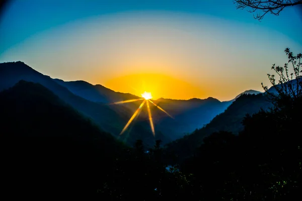 Nascer Sol Atrás Das Montanhas Rishikesh Localizado Sopé Dos Himalaias — Fotografia de Stock