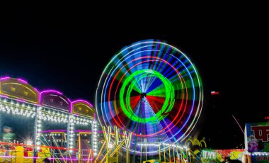 Gece manzaralı lunapark gezileri, dönme dolap diwali fuarında.