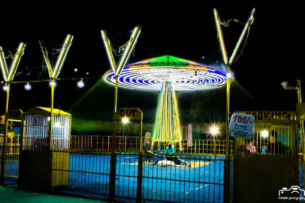 Vista Nocturna Los Paseos Por Parque Atracciones Noria Rueda Feria — Foto de Stock