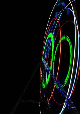 Gece manzaralı lunapark gezileri, dönme dolap diwali fuarında.