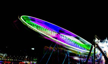 Gece manzaralı lunapark gezileri, dönme dolap diwali fuarında.