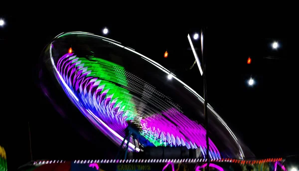 遊園地の乗り物の夜景 ディワリフェアの観覧車 — ストック写真