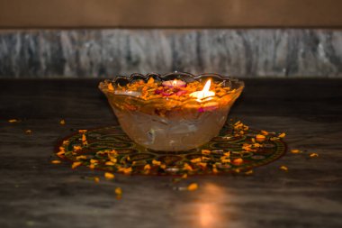 Mutlu Diwali - Diwali kutlamaları sırasında yanan renkli kil diya lambaları