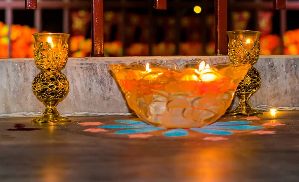 Happy Diwali Rangoli Malba Podlaze Pro Diwali Plovoucími Svíčkami — Stock fotografie