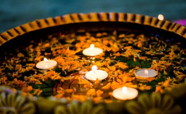 Mutlu Diwali - yüzen mumlarla Diwali için yerde rangoli resmi