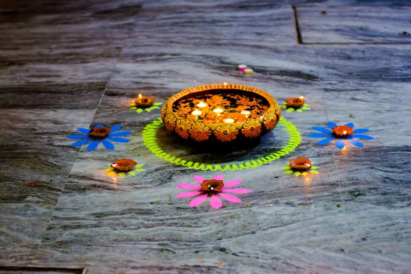 Happy Diwali Malowanie Rangoli Podłodze Dla Diwali Pływającymi Świecami — Zdjęcie stockowe