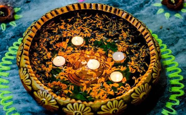 Happy Diwali Rangoli Malba Podlaze Pro Diwali Plovoucími Svíčkami — Stock fotografie