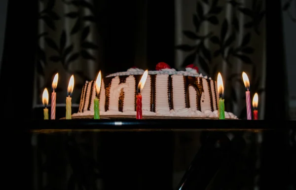 Lezzetli Çikolatalı Vanilyalı Doğum Günü Pastası — Stok fotoğraf