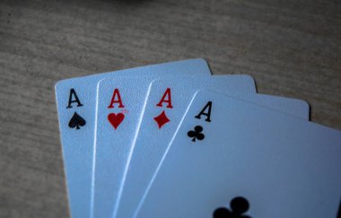 Çocuklar ve Yetişkinler için Kart Oynamak