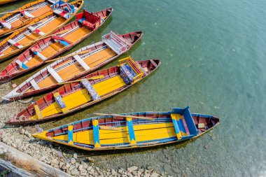 Nainital Uttarakhand 'ın Güzel Bhimtal Gölü' nde renkli tekneler