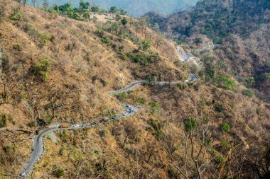 Bhimtal Nainital Uttarakhand dağlarında yol
