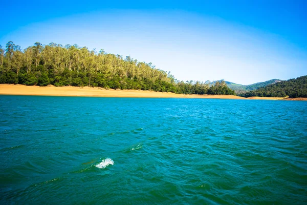 皮卡拉湖 Pykara Lake 是印度泰米尔纳德邦Nilgiri地区距离奥蒂约20公里的一个受欢迎的度假胜地 — 图库照片