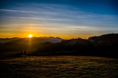 Ooty Tamilnadu Hindistan 'ın çekim noktasında güzel bir günbatımı manzarası var.