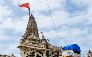 Gujarat 'ın cüce tapınağı Gomti nehrinin kıyısında yer alır.