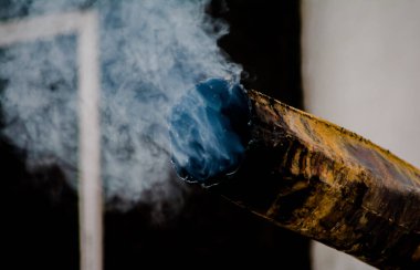 Dumanı tütüyor. Baca dumanı, buharlı gaysir buharı ve patlama bulutu.