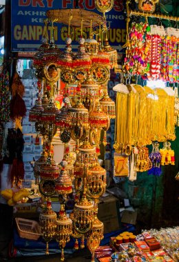 Jammu 'nun Katra ana pazarında güzel renkli bilezikler