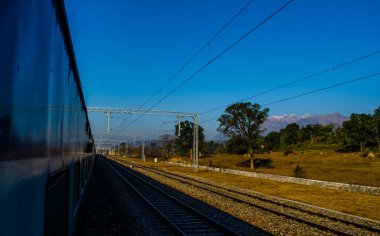 Tren Jammu 'nun güzel ve temiz katra tren istasyonuna varıyor.