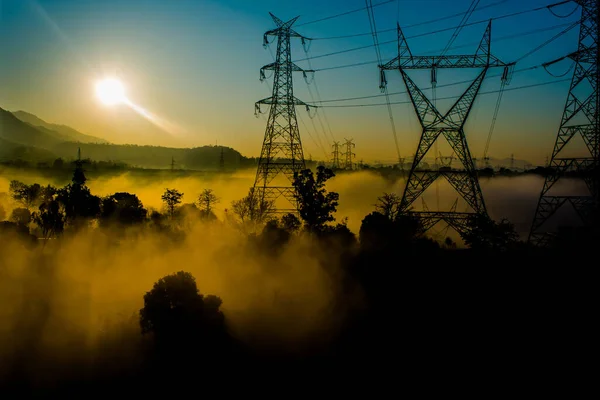 Rayos Del Sol Que Vienen Través Los Árboles Torres Eléctricas — Foto de Stock