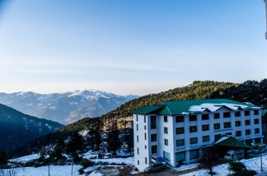 Jammu şehrinin Patnitop 'u ve beyaz karla kaplı parkı, kış manzarası