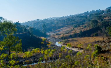 Manzaralı Hava Sahnesi - İki dağ arasındaki nehir, hava manzarası, kristal berrak su