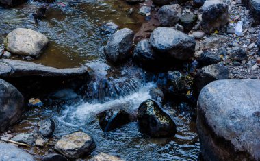 Manzaralı Hava Sahnesi - İki dağ arasındaki nehir, hava manzarası, kristal berrak su