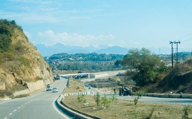 Himalaya 'nın Jammu dağları arasındaki otoyol, Katra' dan Patnitop 'a doğru.