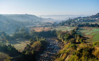güzel şehir ve himalaya dağ manzarası vaishnodevi, patnitop ve Nathtop Jammu dağından