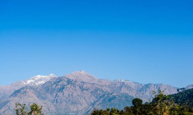 Himalayalar 'ın karla kaplı sıradağları Patnitop' taki Jammu şehrinde, kış manzarası