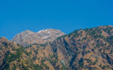 Himalayalar 'ın karla kaplı sıradağları Patnitop' taki Jammu şehrinde, kış manzarası