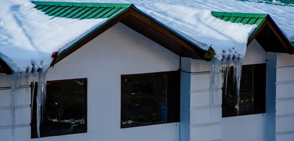 Patnitop Jammu Hindistan 'da soğuk çatılı buz barajları, kış manzarası