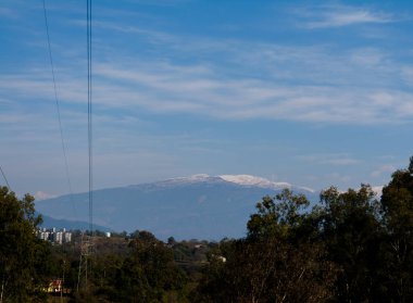 Himalayalar 'ın karla kaplı sıradağları Patnitop' taki Jammu şehrinde, kış manzarası