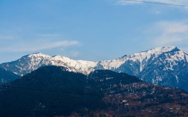 Himalayalar 'ın karla kaplı sıradağları Patnitop' taki Jammu şehrinde, kış manzarası