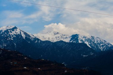 Himalayalar 'ın karla kaplı sıradağları Patnitop' taki Jammu şehrinde, kış manzarası